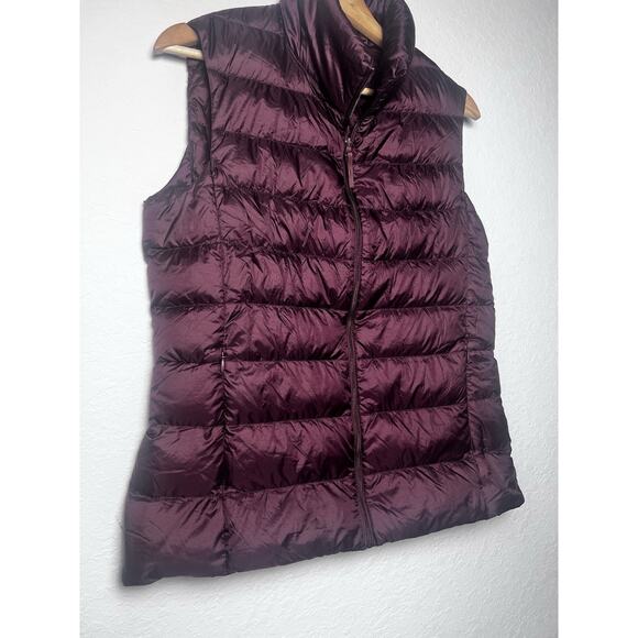 Uniqlo Ultra Light Down Vest Sz M Womens Burgundy Packable Lightweight Puffer - Picture 6 of 10
